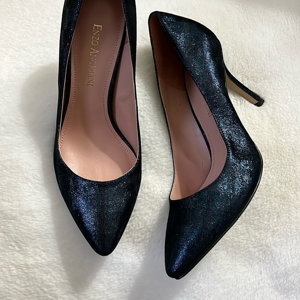 Like new very dark navy classy luxury heels for any kind of event!